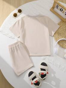 SHEIN 2件套男童卡其色和米色字母印花休闲宽松运动T恤套装，夏季 - 杏色 - 查看 2