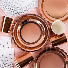 玫瑰金花瓣一次性餐盘、餐巾纸和杯子套装，可供20位客人使用。这款一次性派对用品套装（包括餐盘、餐巾纸和杯子）非常适合生日派对、婚礼和家庭野餐。 - 查看 3