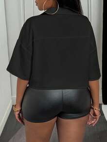 Slaydiva Blusa feminina plus size casual branca com gola polo, manga curta e bolsos, modelo A. Blusa feminina casual branca com ombros caídos, manga curta e bolsos, ideal para primavera/verão. Perfeita para o dia a dia. - Preto - Ver 3
