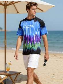 Manfinity Swimmode Camiseta de protección solar con cuello redondo y estampado gráfico para hombre, ropa casual de playa y vacaciones, ropa de crucero, camisa de surf con efecto tie-dye para hombre - Azul - Ver 4