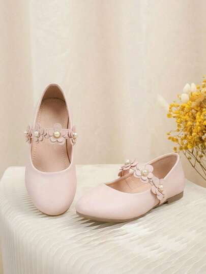 Zapatos planos Mary Jane de perlas para niñas con adornos florales para fiestas y bodas.