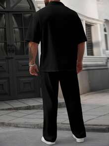 Manfinity CasualCool 男士撞色蕾丝短袖衬衫和裤子休闲套装 - 黑色 - 查看 2