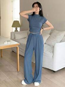 SHEIN 少女春夏纯色咖啡色立体压纹字母图案针织圆领休闲宽松短袖T恤上衣搭配休闲宽松长裤套装，适合上学、日常、各种场合，是返校季和校园穿搭的理想之选。 - 藍色 - 查看 5