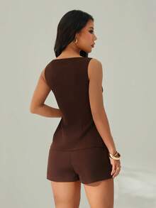 SHEIN PETITE Conjunto de dos piezas elegante, sencillo, sofisticado, de moda, para ir al trabajo, urbano, moderno y casual para mujer con hebilla metálica, chaleco y pantalones cortos en color marrón. - Marrón - Ver 3
