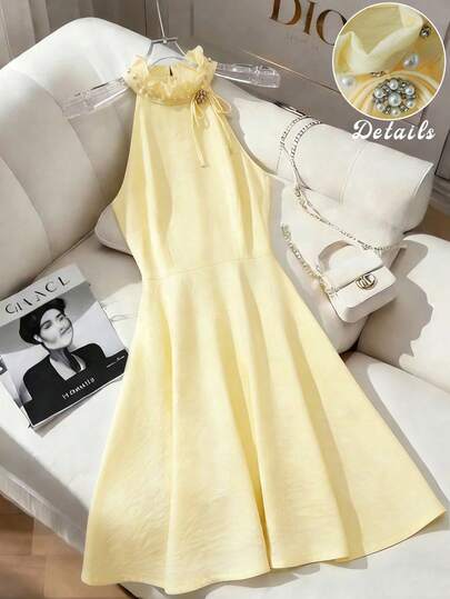 GlowEve 女士领口饰有仿珍珠蝴蝶结的纯色斜腰A字连衣裙，适合派对、街头、度假等场合。