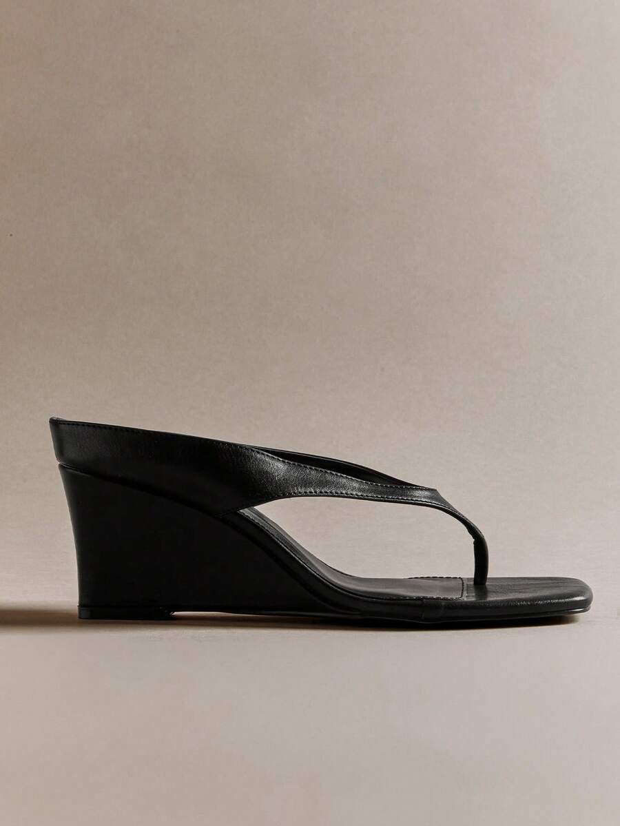 Hauture 魅力女士黑色人字坡跟凉鞋，方头设计，春夏时尚假日鞋款 - 黑色 - 查看 1