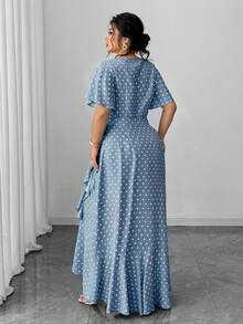SHEIN Unity Vestido envolvente de lunares talla grande con cintura anudada, volantes en el bajo y abertura lateral - Azul - Ver 3