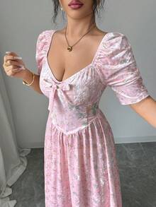 Elenzga 女士优雅时尚通勤休闲舒适迷人复古简约高端浪漫假日宫廷网纱刺绣拼接可拆卸花朵方领泡泡袖收腰A字碎花连衣裙（随机印花） - 粉色 - 查看 3