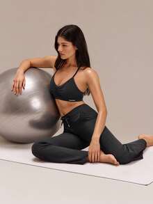 GLOWMODE FeatherFit™ Back At It 束胸交叉露背可拆卸罩杯绑带运动文胸，适合低强度瑜伽、普拉提、健身房锻炼和日常运动穿着 - 黑色 - 查看 9