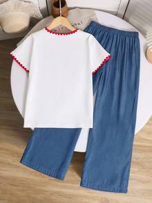 SHEIN 2件套少女宽松休闲撞色领可爱樱桃印花短袖T恤和仿牛仔长裤套装，夏季服装，撞色领口和袖口设计，刺绣工艺，适合旅行、度假、上学等场合。 - 藍白色 - 查看 2