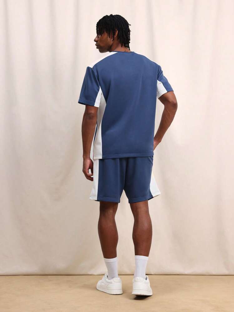 Ensemble coordonné de deux pièces avec t-shirt à col ras du cou à manches courtes et blocs de couleurs et short de sport assorti avec panneaux latéraux contrastés pour hommes