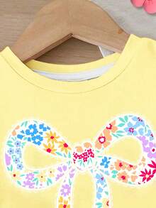 SHEIN Bộ đồ bé gái dễ thương, ngọt ngào với nơ cài kiểu vũ công ba lê, họa tiết hoa nhí, màu vàng, áo thun cổ tròn tay ngắn và quần legging, thích hợp mặc hàng ngày mùa xuân/hè, đồ đôi cho chị em, đi nghỉ mát, phong cách Y2K, màu hồng, thời trang hàng ngày thoải mái cho trẻ em, bộ đồ cho trẻ em, trang phục mùa hè AU, màu hồng, Blossom Vogue, phong cách mới mùa thu, thời trang trở lại trường học, thời trang giá cả phải chăng, trang phục cuối tuần JP, trang phục mùa hè AU, phong cách ngọt ngào - Nhiều màu - Xem 4