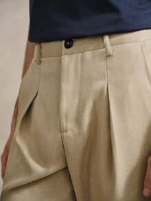 Courvante Quần tây nam màu trơn dáng rộng có túi, thích hợp mặc đi làm, màu be. Quần tây nam cạp cao xếp ly, màu kaki, kem. Phù hợp cho phong cách cổ điển, thường ngày, cuối tuần, hoạt động ngoài trời, du lịch, môi trường làm việc thoải mái hoặc các dịp bán trang trọng. Thích hợp làm quà tặng cho bạn trai/chồng, quà kỷ niệm, quà cưới, quà tennis, quà golf, quà Ngày của Cha. - Màu Khaki - Xem 9