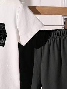 SHEIN 两件套少女休闲简约黑色蝴蝶印花短袖圆领T恤搭配黑色喇叭裤，可爱卡通图案套装，适合春、夏、秋、冬四季穿着，时尚休闲日常装。 - 彩色 - 查看 4