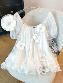 GlowEve CURVE 新款大码女式短袖上衣，采用纯净、温柔又不失性感的露肩设计。饰有法式复古立体花卉图案，优雅的波浪荷叶边下摆，纯色设计，青春洋溢，宽松版型。 - 白色 - 查看 4