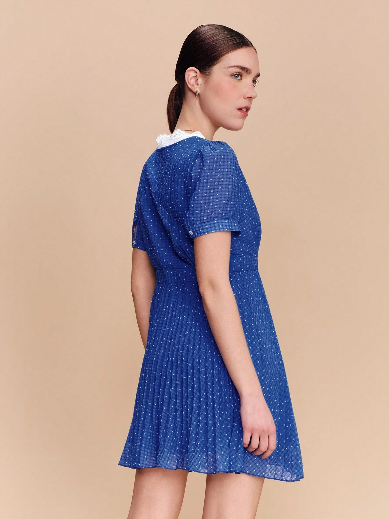 Niebieska sukienka mini z plisowanym szyfonem w groszki i kratkę z krótkim rękawem, wiosna-lato