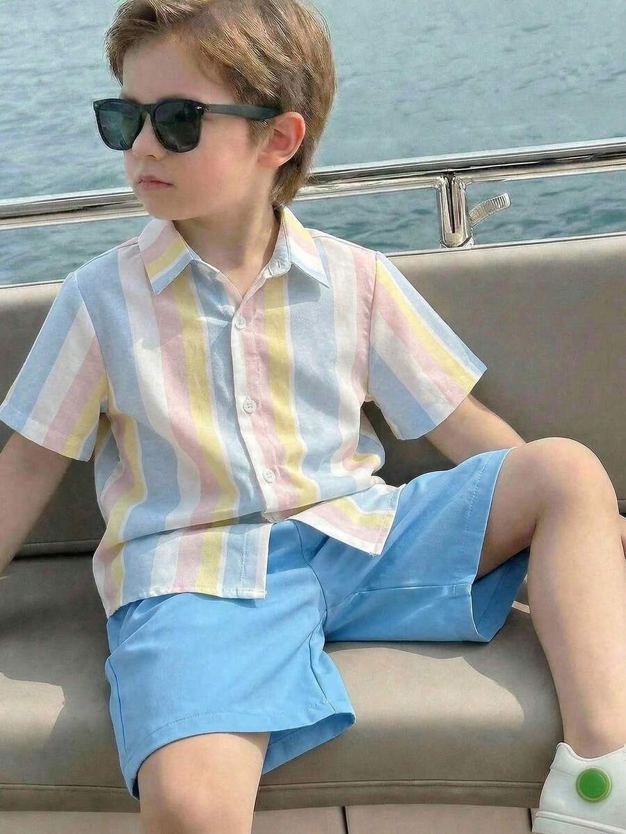 SHEIN 男童新款休闲简约酷炫风格彩色条纹短袖衬衫短裤套装,多巴胺色调,度假风,海滩,海洋,运动风,美式复古,撞色拼接短袖衬衫短裤套装 - 彩色 - 查看 1