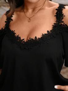 SHEIN LUNE CURVE Camiseta casual de diario con cuello en V y ribete de encaje para mujer de talla grande - Negro - Ver 4