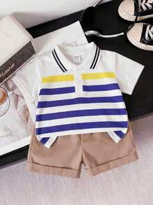 SHEIN Playful Pals 两件套幼儿男童蓝白条纹短袖Polo衫和卡其色短裤套装。采用优质面料，舒适亲肤。Polo衫配有黑色滚边领，短裤采用弹性腰带设计，活动自如。时尚条纹设计，适合6个月至3岁儿童日常穿着、学校活动和家庭聚会。短袖套装，男童套装，婴幼儿套装。 - 彩色 - 查看 3