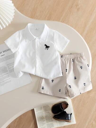 男婴夏季休闲学院风两件套，左胸饰有马匹印花图案，白色短袖衬衫，带领子，搭配杏色印花休闲短裤，适合外出、旅行、返校、聚会等场合。男婴服装，男童套装，男婴套装，男婴套装