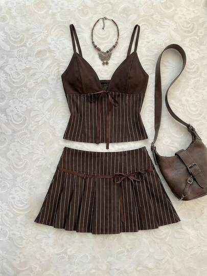 Elamini Bộ 2 món gồm áo hai dây in sọc và chân váy xếp ly dành cho nữ.