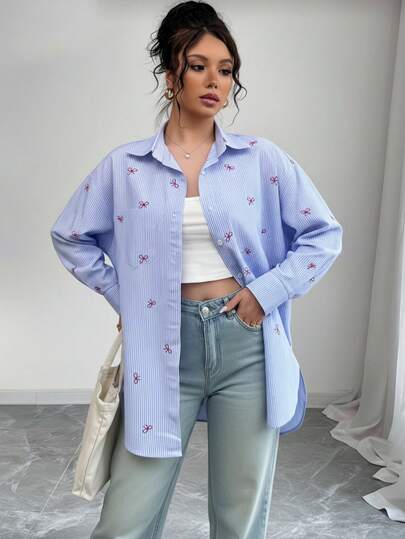 Camisa de mujer de rayas azules con bordados de lazos rojos, corte oversize, estilo dulce para ocio diario
