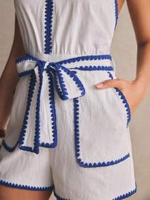 Poéselle 女士夏季时尚休闲露背吊带连体裤，配腰带，适合夏季音乐节、假日约会、海滩度假等场合。白色纯棉连体裤，饰有撞色蓝色刺绣滚边，搭配刺绣腰带，度假风带口袋。女士夏季服装，包括圣托里尼岛度假装、邮轮度假装、海滩度假装等。2026夏季新款，休闲夏季服装，时尚夏季服装，新品上市。 - 白色 - 查看 5