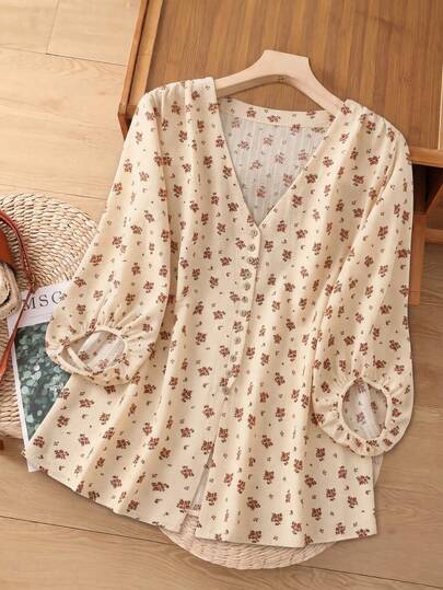 SHEIN LUNE بلوزة كاجوال للمرأة ذات الحجم الكبير بياقة على شكل حرف V وأكمام ثلاثة أرباع مزخرفة بطبعات زهور صغيرة