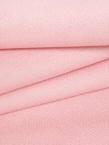 Ellegaria. 女士优雅时尚珍珠装饰方领连衣裙【柔粉色珍珠领腰连衣裙】柔雾粉色缎面面料，散发着温柔气质；领口饰以精致高贵的珍珠，低调而不失优雅；短袖遮掩手臂赘肉，高腰褶裥设计收紧腰身，蓬松裙摆垂坠顺滑无褶皱，行走轻盈飘逸。搭配平底鞋，打造优雅日常约会造型，也适合轻松的社交场合，尤其适合黄调肤色。适合派对、度假、节日穿着。粉色优雅连衣裙 优雅中长连衣裙 下午茶连衣裙 经典连衣裙 优雅春季连衣裙 女士吸睛连衣裙 惊艳连衣裙 职场穿搭 女士优雅套装 女士连衣裙 正式礼服 常规尺码女士连衣裙 女士正式经典连衣裙 高品质连衣裙 - 黑與白 - 查看 8