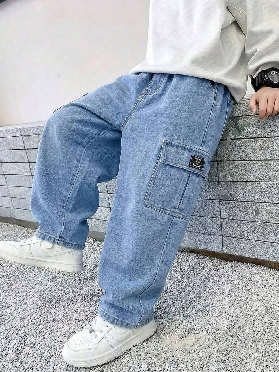 SHEIN Vacaura 2026新款男童四季皆宜的酷炫工装牛仔裤,宽松直筒版型,大口袋设计,3D立体剪裁,耐穿舒适,适合日常上学、户外活动、周末郊游、家庭聚会等各种场合,百搭基础款。 - 淺色水洗藍 - 查看 1