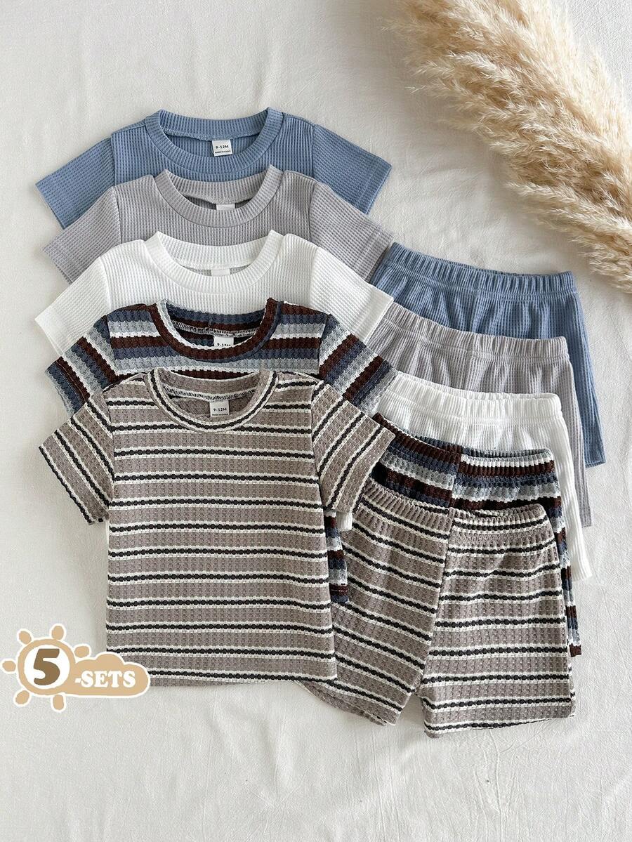 SHEIN Vintaside Kids 这款男童十件套夏季多色华夫格条纹圆领短袖T恤搭配短裤,采用焦糖棕、纯白和撞色条纹等多种配色方案。款式简约百搭,品质上乘。华夫格面料,宽松版型,多种搭配满足日常穿搭需求。适合日常上学、户外运动、居家休闲和夏季派对等场合。 - 彩色 - 查看 1