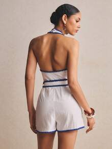 Poéselle 女士夏季时尚休闲露背吊带连体裤，配腰带，适合夏季音乐节、假日约会、海滩度假等场合。白色纯棉连体裤，饰有撞色蓝色刺绣滚边，搭配刺绣腰带，度假风带口袋。女士夏季服装，包括圣托里尼岛度假装、邮轮度假装、海滩度假装等。2026夏季新款，休闲夏季服装，时尚夏季服装，新品上市。 - 白色 - 查看 3