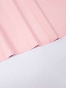 Ellegaria. 女士优雅时尚珍珠装饰方领连衣裙【柔粉色珍珠领腰连衣裙】柔雾粉色缎面面料，散发着温柔气质；领口饰以精致高贵的珍珠，低调而不失优雅；短袖遮掩手臂赘肉，高腰褶裥设计收紧腰身，蓬松裙摆垂坠顺滑无褶皱，行走轻盈飘逸。搭配平底鞋，打造优雅日常约会造型，也适合轻松的社交场合，尤其适合黄调肤色。适合派对、度假、节日穿着。粉色优雅连衣裙 优雅中长连衣裙 下午茶连衣裙 经典连衣裙 优雅春季连衣裙 女士吸睛连衣裙 惊艳连衣裙 职场穿搭 女士优雅套装 女士连衣裙 正式礼服 常规尺码女士连衣裙 女士正式经典连衣裙 高品质连衣裙 - 黑與白 - 查看 7