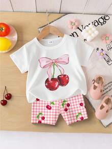 Souflis Souflis Bộ 2 món cho bé gái, gồm áo thun ngắn tay in hình quả anh đào và nơ xinh xắn, cùng quần short kẻ caro hồng trắng, thích hợp cho các hoạt động ngoài trời mùa hè. - Nhiều màu - Xem 3