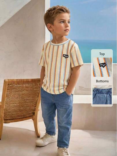 Playful Pals Set de 2 piezas: Camiseta de manga corta con cuello redondo y rayas de tela de gofre + Pantalones vaqueros rectos de cintura elástica de color azul lavado para niños pequeños, estilo casual retro de moda callejera, adecuado para varias ocasiones en verano