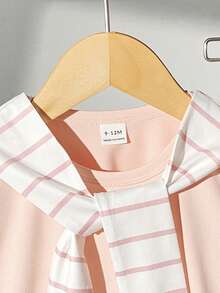 SHEIN Playful Pals Bộ 3 món cho bé gái mùa hè gồm áo thun, khăn choàng kẻ sọc đa năng và chân váy xếp ly đồng bộ, trang phục thường ngày thoải mái và thời trang theo phong cách đường phố, bộ đồ hè cho bé gái, bộ chân váy cho bé gái, bộ váy đồng phục học sinh cho bé gái, quần áo màu hồng cho bé gái, trang phục mùa hè cho bé gái, bộ đồ phối hợp mùa hè cho bé gái, bộ đồ cho bé gái, quần áo bé gái, trang phục dễ thương cho bé gái, thời trang mùa hè - Hồng - Xem 7