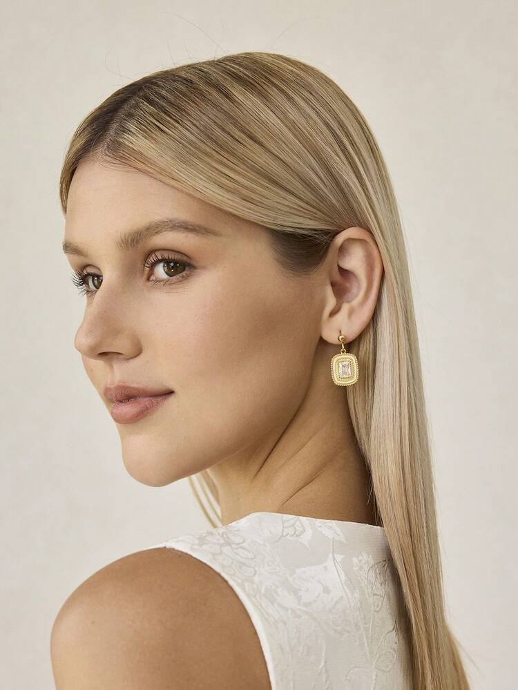 A PAIR OF EUROPEAN AND AMERICAN FASHIONABLE GEOMETRIC SHAPE INLAID  STICKER WHITE FRITILLARY EARRINGS.