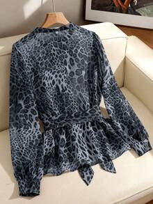 GlowEve CURVE 大码女式雪纺豹纹圆领衬衫，金属纽扣装饰，休闲春秋装 - 藍色 - 查看 2
