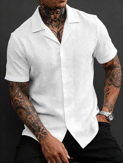 Manfinity CasualCool 男士纯色提花针织短袖衬衫，男士经典款，适合日常休闲、周末旅行、户外活动、探险旅行、轻松的工作环境或半正式场合，可作为男友/丈夫礼物、周年纪念/生日礼物、派对、夏季假期、婚礼、春夏两季、狂欢节等场合穿着。男士优雅白色压纹几何图案短袖Polo衫，翻领沙滩衬衫，休闲穿着。男士纹理衬衫，白色男士短袖衬衫，白色男士衬衫，男士图案衬衫，男士印花衬衫。