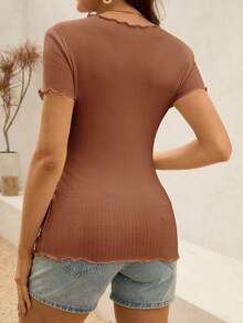 SHEIN Top de manga corta ajustado con borde de lechuga acanalado blanco para maternidad de verano - Marrón Chocolate - Ver 2
