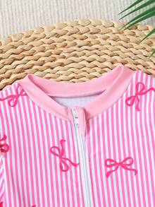 Emery Rose Kids Emery Rose Kids Bộ áo liền quần dài tay có khóa kéo phối bèo nhún cho bé gái, họa tiết nơ dễ thương, kiểu dáng đi biển, chống nắng, chống nắng, chủ đề du thuyền, chủ đề nghỉ mát, chủ đề dưới nước, áo liền quần dài tay cho bé gái, đồ trẻ em. - Hồng - Xem 3