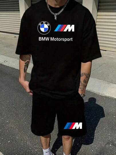 Conjunto 2 piezas para hombre: camiseta de manga corta con diseño estampado de emblema circular, rayas horizontales tricolor y texto estilizado de inspiración automovilística deportiva, pantalón corto coordinado con el mismo motivo de rayas tricolor, estilo urbano deportivo moderno y casual, ideal para look diario, salidas informales y actividades al aire libre en temporada cálida.