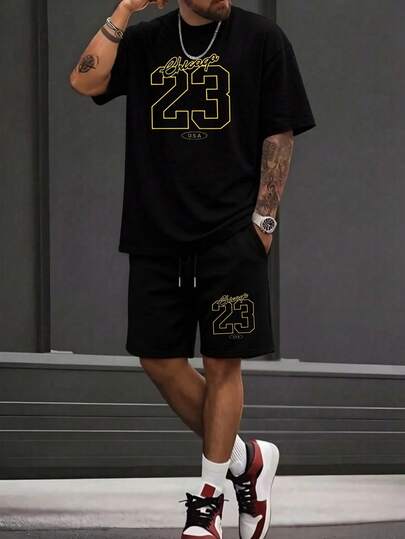 Conjunto 2 piezas para hombre: camiseta de manga corta con diseño estampado de texto estilizado en estilo cursivo, número deportivo grande y texto pequeño de estilo geográfico, pantalón corto coordinado con el mismo motivo, estilo urbano deportivo moderno y casual, ideal para look diario y salidas informales en temporada cálida.
