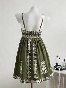 Sweetra 波西米亚风度假优雅低V领印花吊带裙 - 軍綠色 - 查看 2