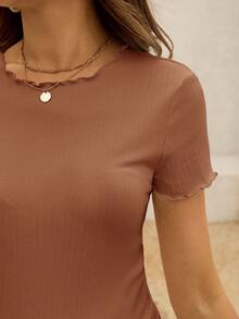 SHEIN Top de manga corta ajustado con borde de lechuga acanalado blanco para maternidad de verano - Marrón Chocolate - Ver 3