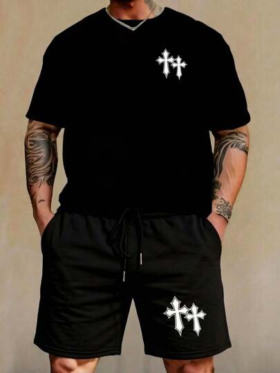 Conjunto 2 piezas para hombre: camiseta de manga corta y pantalón corto shorts con diseños estampados coordinados de cruces gemelas en estilo gótico en color blanco, estilo urbano moderno y relajado con actitud casual y oscura, ideal para look diario y salidas informales en temporada cálida.