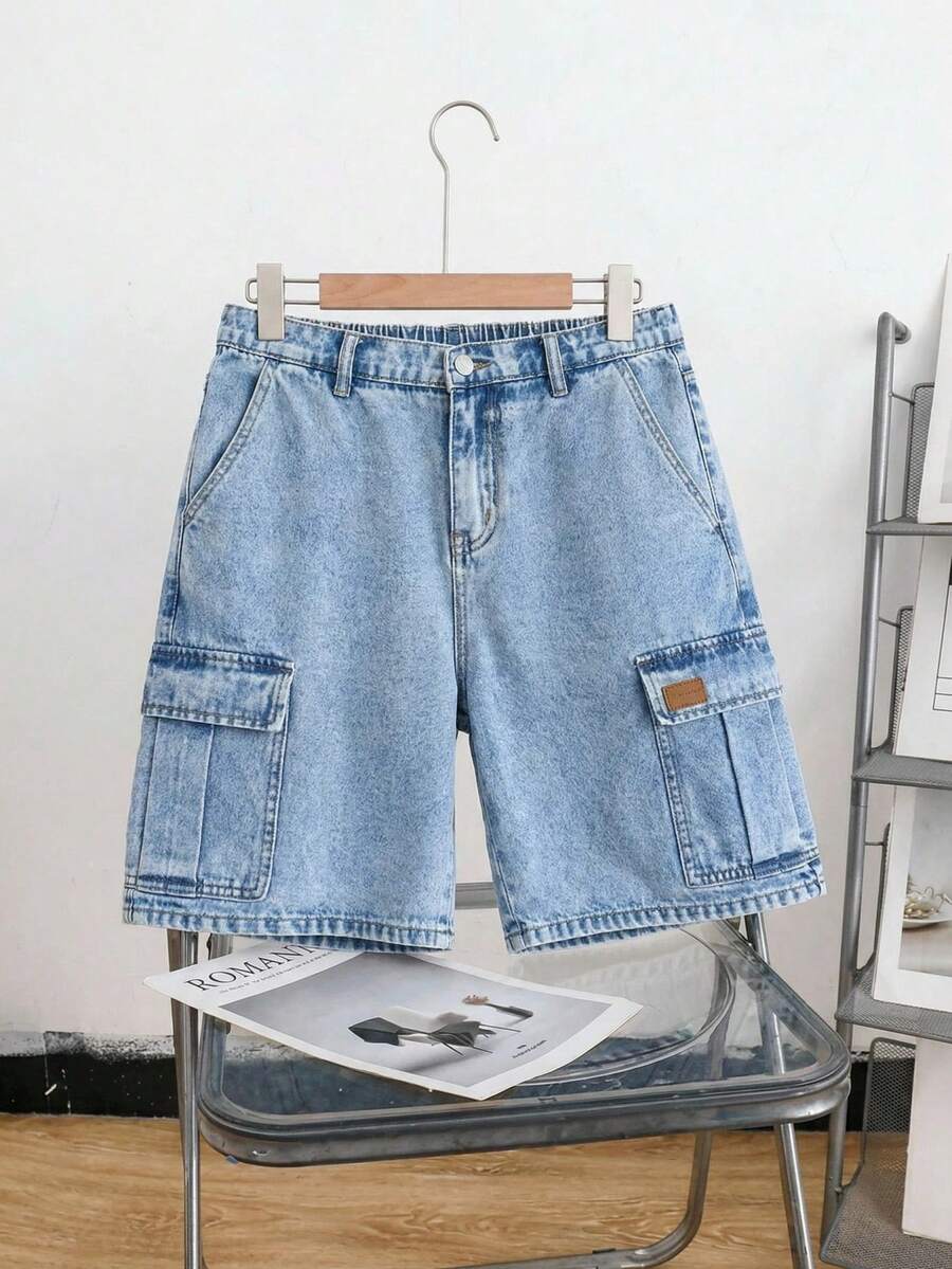 SHEIN 青少年男孩时尚休闲复古酷炫街头风Y2K浅蓝色牛仔工装口袋宽松牛仔短裤,适合青少年男孩日常穿着,柔软舒适,是青少年男孩春夏新款SS26时尚单品。 - 藍色 - 查看 1