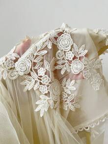 Lovelzi 优雅奢华杏色钩编蕾丝拼接缎面手工刺绣贴花腰部镂空修身短款连衣裙，适合约会、单身派对、晚宴、舞会等场合。 - 米色 - 查看 8