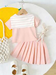 SHEIN Playful Pals Bộ 3 món cho bé gái mùa hè gồm áo thun, khăn choàng kẻ sọc đa năng và chân váy xếp ly đồng bộ, trang phục thường ngày thoải mái và thời trang theo phong cách đường phố, bộ đồ hè cho bé gái, bộ chân váy cho bé gái, bộ váy đồng phục học sinh cho bé gái, quần áo màu hồng cho bé gái, trang phục mùa hè cho bé gái, bộ đồ phối hợp mùa hè cho bé gái, bộ đồ cho bé gái, quần áo bé gái, trang phục dễ thương cho bé gái, thời trang mùa hè - Hồng - Xem 2