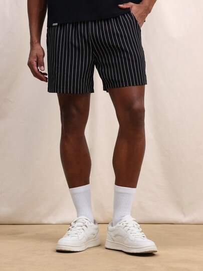 SUMWON Quần short nam mùa hè dáng suông, kẻ sọc dọc, cạp chun co giãn, có túi bên hông, dài trên đầu gối.